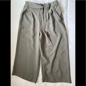Lululemon Noir Crop